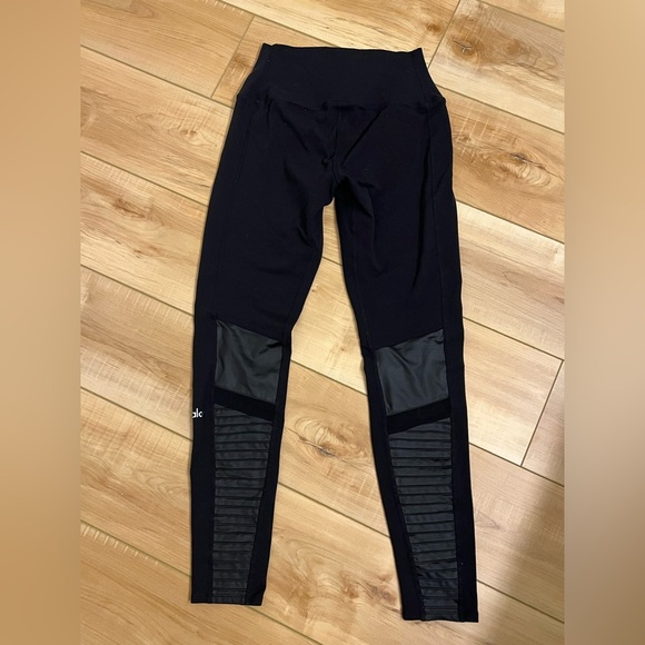 Black Alo Yoga moto leggings - Picture 3 of 6